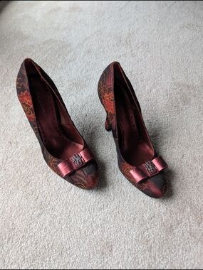 BCBGirls Burgundy Brocade Bow Pump, Size 37/7